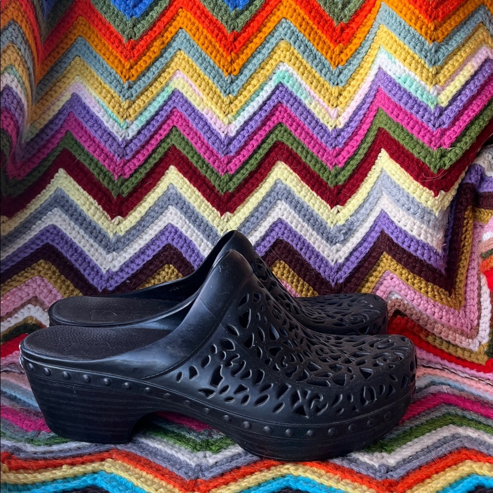 Dansko Pippa Laser Cut molded rubber clogs, mules. size 38, 7.5-8 - Picture 3 of 7